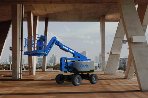 Plataforma articulada Genie Z-45 FE sob estrutura de concreto