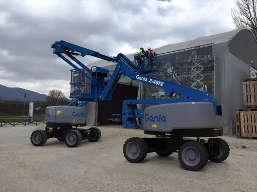 Plataformas articuladas Genie Z-45 FE em área externa