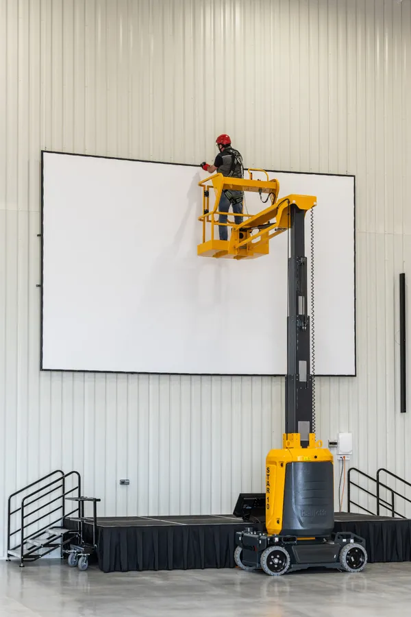 Plataforma de mastro vertical Haulotte elevada em ambiente interno