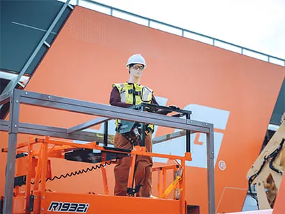 Operador em plataforma tesoura elétrica compacta JLG